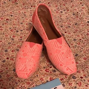 NIB Toms Pink Tribal Classics